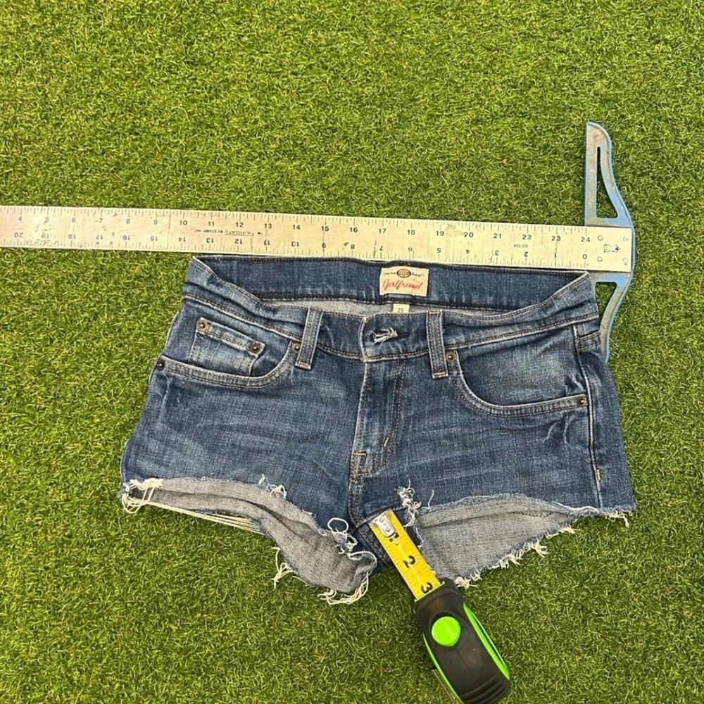 Fossil Long Live Vintage Girlfriend Denim Shorts Medium Wash Raw Hem Size 25